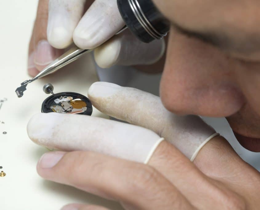 Zertifizierte Uhrmacherwerkstatt Juwelier Lücker - (c) Shutterstock